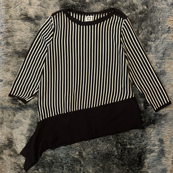 Anne Klein Tops - NWOT Anne Klein sweater in size Large
